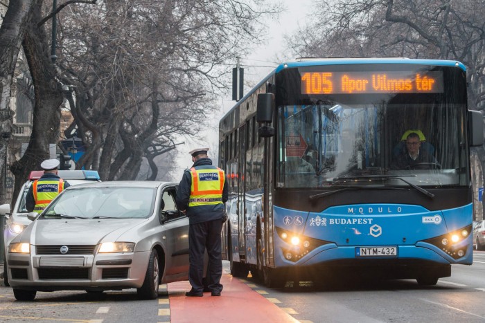 Még mindig sok autós akar időt nyerni a fővárosi buszsávokban