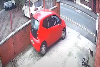 Talán szűkebb helyekhez van szokva ez az autós, azért nem tud beállni ide