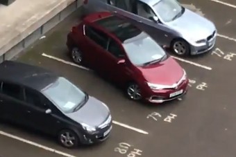 Kínos kabaréba torkollott ez a parkolás – percekig tartott a küzdelem