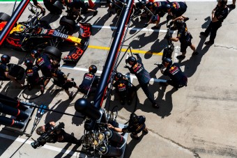 F1: Rasszista üzeneteket küldött, kirúgták a Red Bull-ost