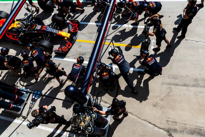 F1: Rasszista üzeneteket küldött, kirúgták a Red Bull-ost