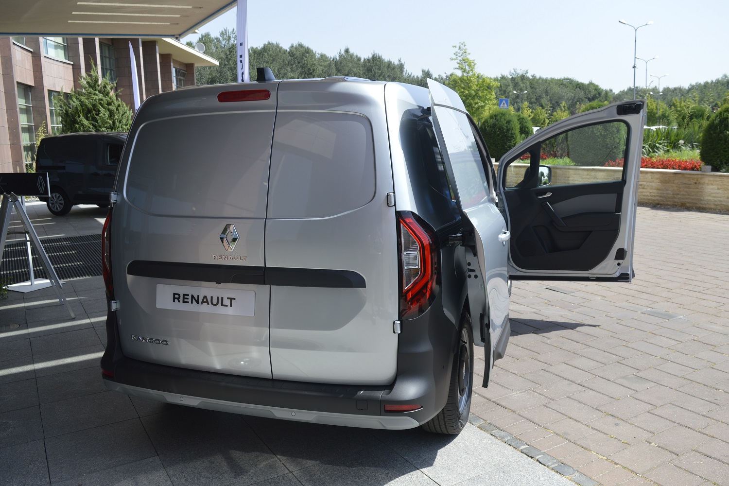 Áru kerül az ülés helyére az új Renault furgonban 3