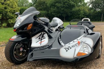 Ezen az oldalkocsis motoron garantált a halálfélelem