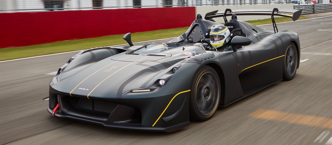 Szó szerint letépi a fejedet ez az autó