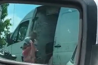 Arcátlan szemetelőt videóztak az M3-ason