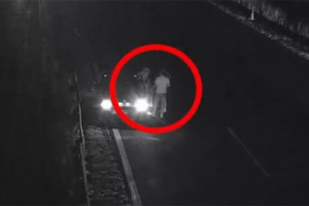 Karambol után csókolóztak az M1-es belső sávjában, centikre húztak el mellettük az autók