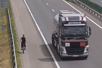 Biciklis őrülteket vettek fel két magyar sztrádán