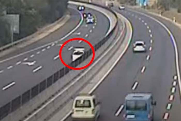 Egy őrült autós simán megfordult az M0-s közepén