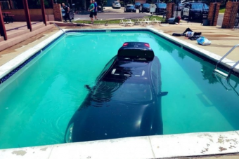 Medencében kötött ki a tanulóvezető, de autóval együtt