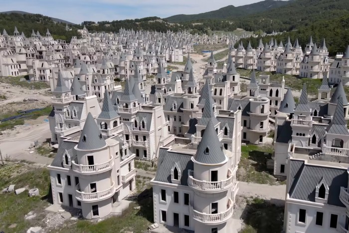 Egy városnyi kastély áll elhagyatottan, senki sem él bennük