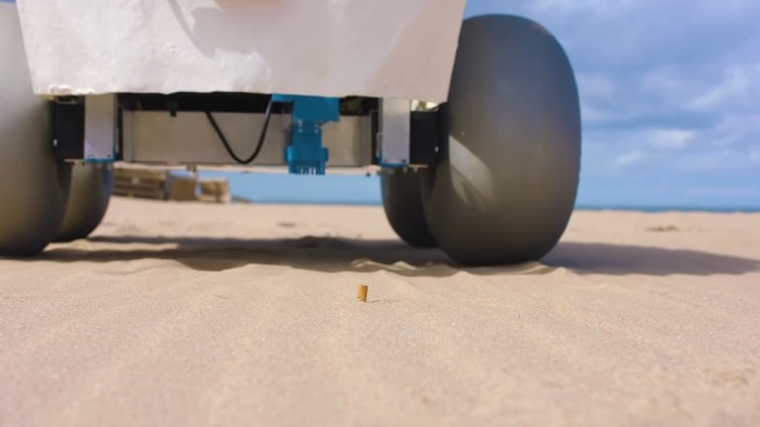 Négykerekű robot tisztítja a vízpartot 1