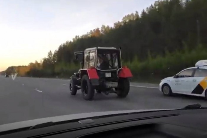 Vágtázó traktort videóztak az autópályán, döbbenet milyen tempót ment