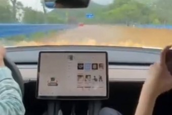 Szélvédőig érő vízbe hajtott az autós, meglepő lett az eredmény