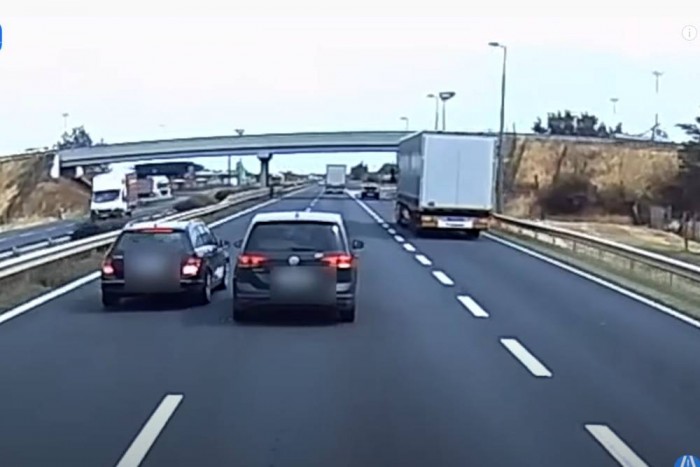 Közveszélyes kakaskodó autósokat vettek videóra az M1-esen