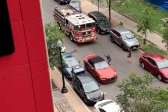 Kényelmesen sétált vissza autójához, pedig mögötte szirénázott a tűzoltó