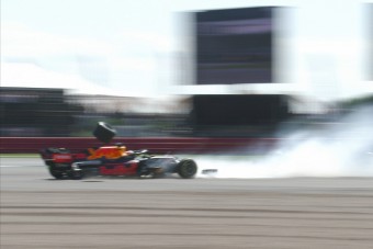 F1: Óriási dráma, Hamilton kiütötte Verstappent