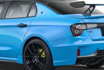 Ebben a versenyautóban elfér a család