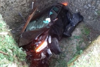 Több méter mély árokba zuhant egy autós