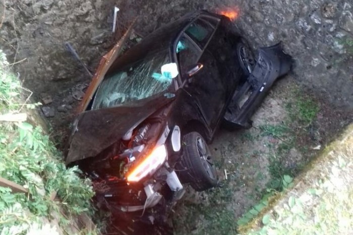 Több méter mély árokba zuhant egy autós