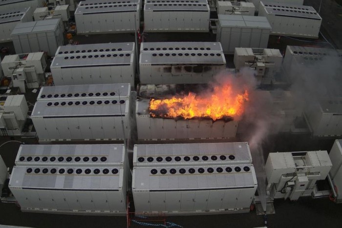 Miért veszélyes, ha kigyullad a villanyautó akkumulátora?