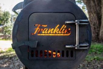 Ez a legmenőbb BBQ-sütő, amit ránézésre a szomszéd lakatos dobott össze