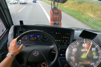 Ilyen belülről egy 60 tonnás óriási daruval autópályán csapatni