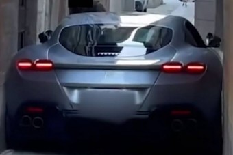 Ferrari egy szűk utcában, hajszálra a falaktól