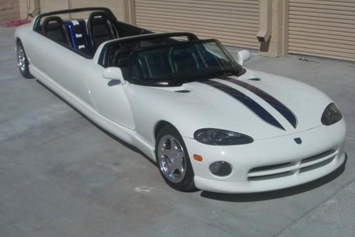 7,6 méter hosszú és 12-en férnek el ebben a Viperben