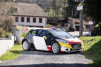 Megválik versenyautójától Sébastien Loeb