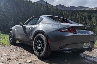 Terepgumikkal egy Mazda MX-5 sem ijed meg az erdőtől