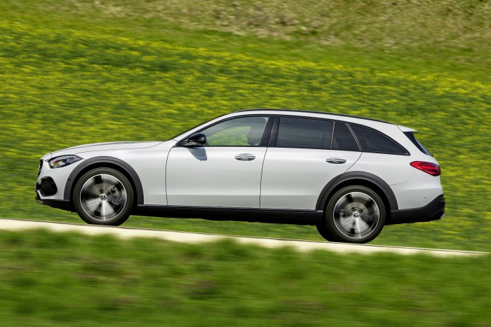 Videón a Mercedes terepképes kombija