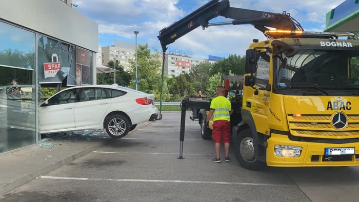 Benzinkútba csapódott egy BMW Budapesten 3