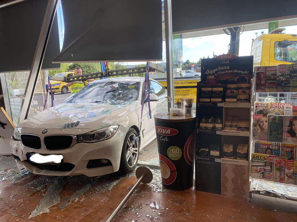 Benzinkútba csapódott egy BMW Budapesten 2