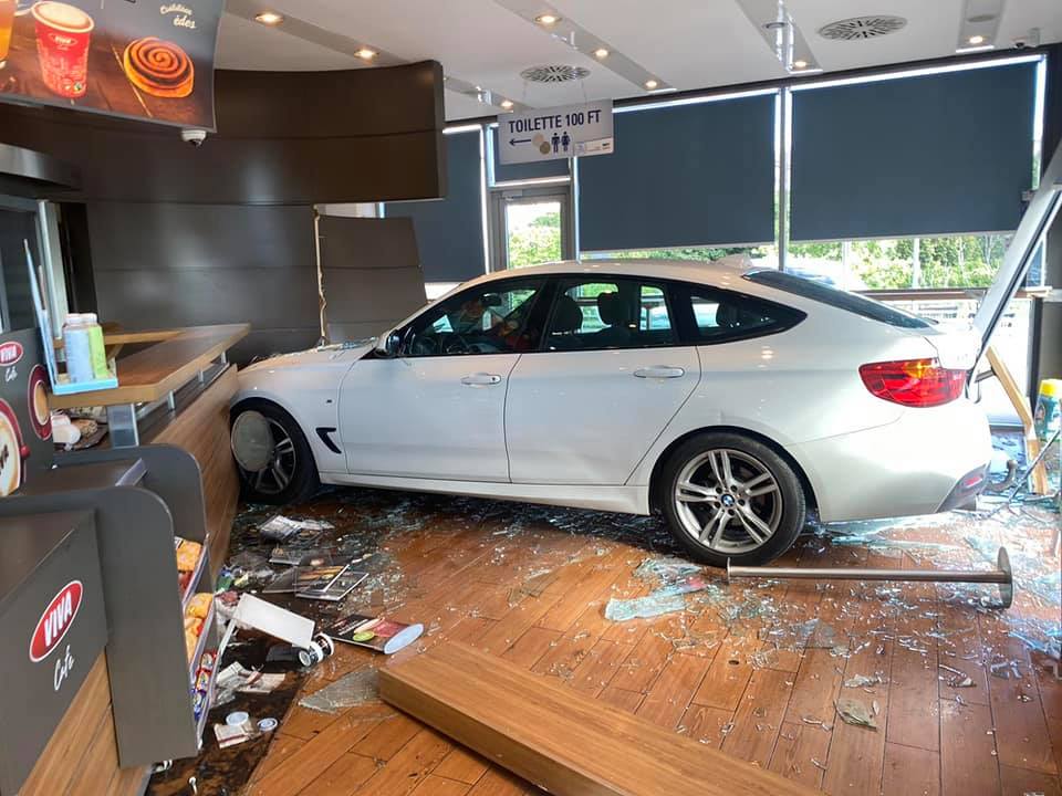 Benzinkútba csapódott egy BMW Budapesten 1