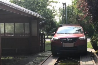 Furfangos szerkezettel oldotta meg a szűk garázsbeálló problémáját egy magyar autós