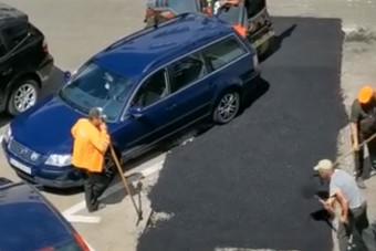 Körbeaszfaltoztak egy parkoló autót Romániában