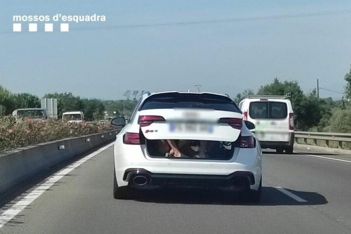 Két kamasszal a csomagtartóban hajtott az autópályán