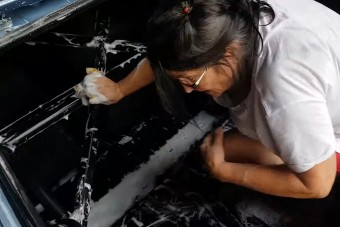 Komolyan vette fia kérését, szó szerint kipucolta az autót az anya