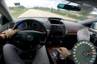 Vágtázó V10-es dízelszörny a német autópályán