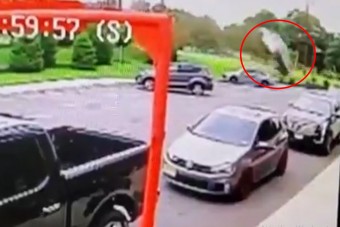 Repülve csapódott autójával egy étteremnek