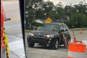 Ez a BMW-s mindent összeszedett az útépítésen, amit csak lehetett