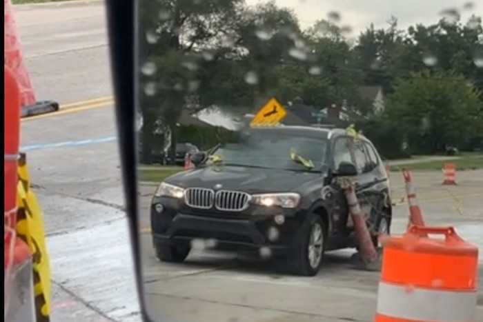 Ez a BMW-s mindent összeszedett az útépítésen, amit csak lehetett