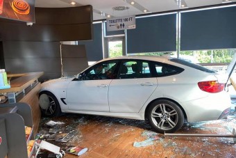 Benzinkútba csapódott egy BMW Budapesten