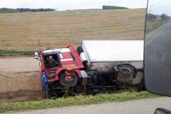 Borsodban az árokba borult, egy hete a kamionjában alszik a sofőr