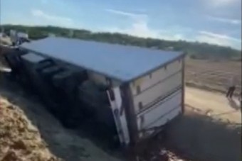 Kimentették a Borsodban árokba borult kamionost