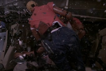 Ez történik a busz utasaival egy 56 km/órás, frontális ütközésnél