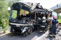 Ez történik a busz utasaival egy 56 km/órás, frontális ütközésnél 1