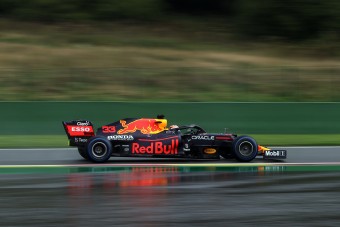 F1: Hatalmas baleset az időmérőn, Verstappen a pole-ban Russell előtt