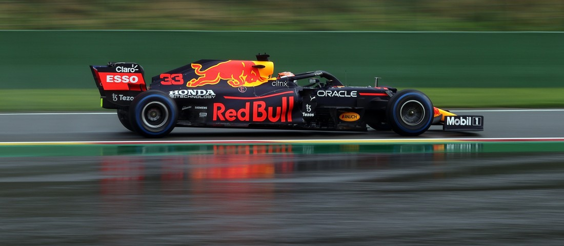 F1: Hatalmas baleset az időmérőn, Verstappen a pole-ban Russell előtt