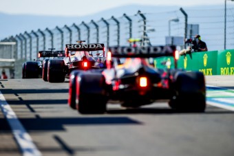 F1: Gyanakszik a Mercedes, ez lehet a Red Bull titka